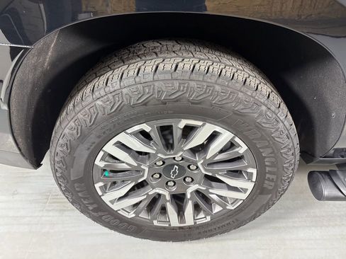 Used 2025 Chevrolet Suburban Z71 image 12