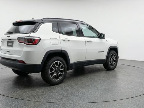 Used 2025 Jeep Compass Trailhawk AWD/4WD image 9