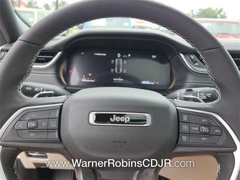 New 2025 Jeep Grand Cherokee Limited w/ Luxury Tech Group II image 25