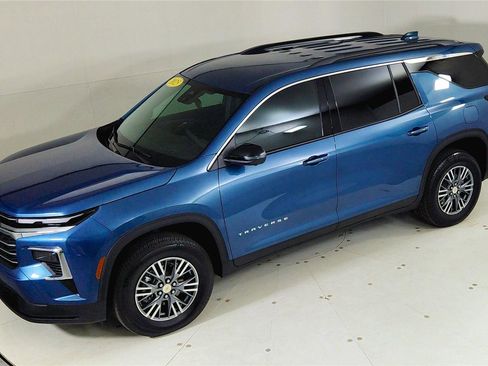 Used 2025 Chevrolet Traverse LT w/ Driver Confidence Package image 15