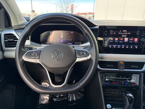 Certified 2025 Volkswagen Taos SE image 15