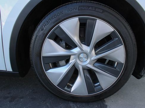 Used 2021 Tesla Model Y Long Range image 38