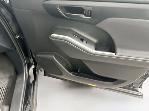 Used 2024 Toyota Highlander LE image 34