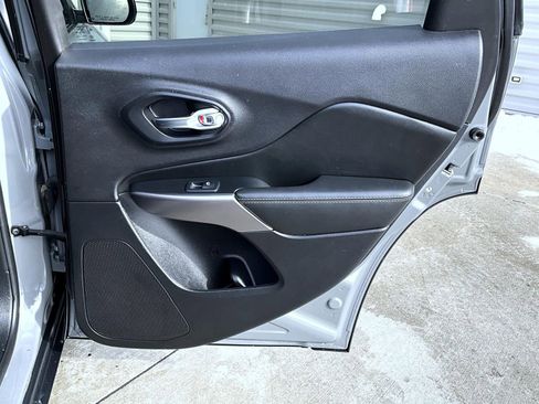 Used 2019 Jeep Cherokee Limited image 18