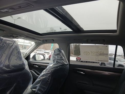 New 2026 Toyota Highlander Platinum image 12