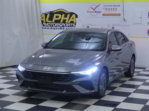 Used 2024 Hyundai Elantra SEL FWD image 4