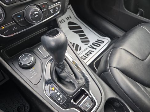 Used 2019 Jeep Cherokee Latitude Plus image 23