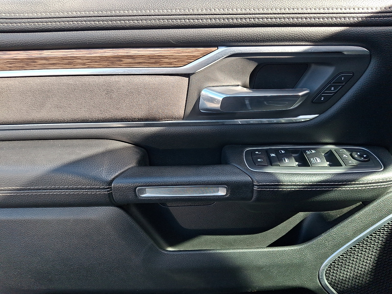 Used 2020 RAM 1500 Laramie AWD/4WD image 11