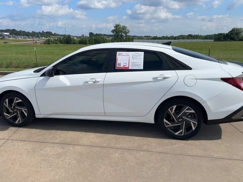 Used 2025 Hyundai Elantra SEL FWD image 6