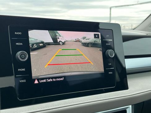 Used 2025 Volkswagen Taos SE image 17