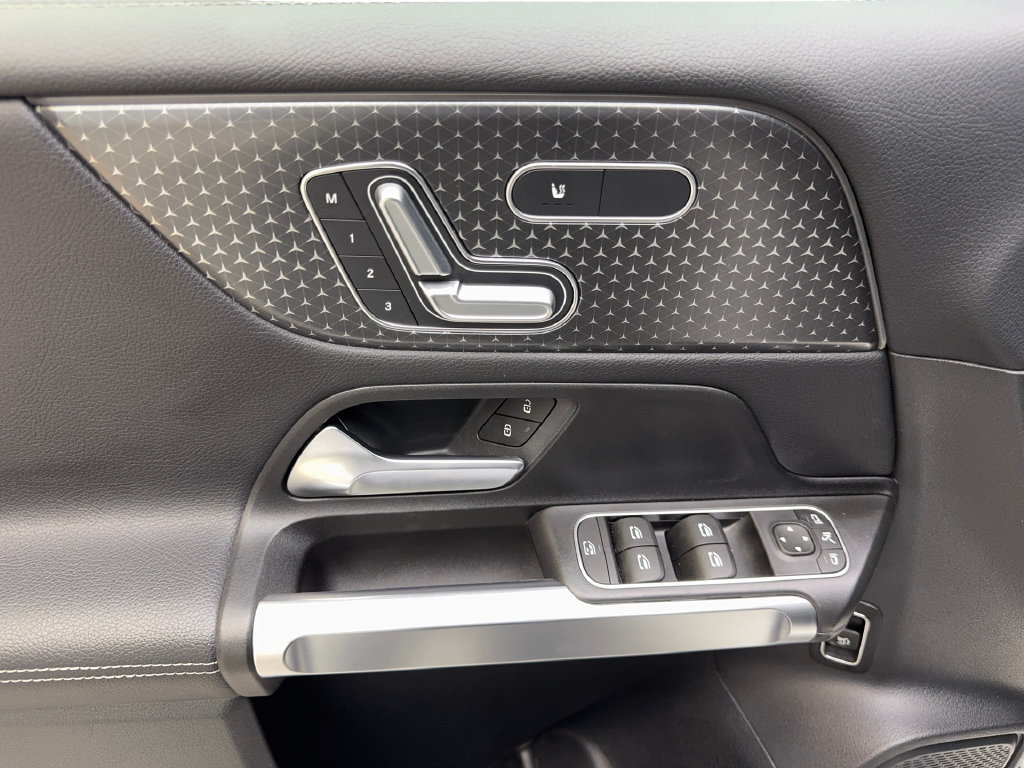 Used 2025 Mercedes-Benz GLB 250 4MATIC image 32