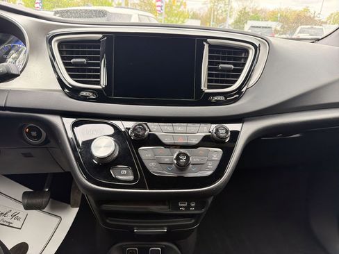 Used 2020 Chrysler Pacifica Touring-L AWD/4WD image 34