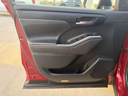 Certified 2022 Toyota Highlander XLE image 9