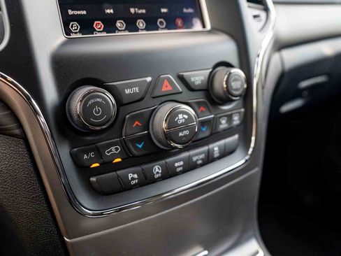 Used 2021 Jeep Grand Cherokee Laredo RWD image 20