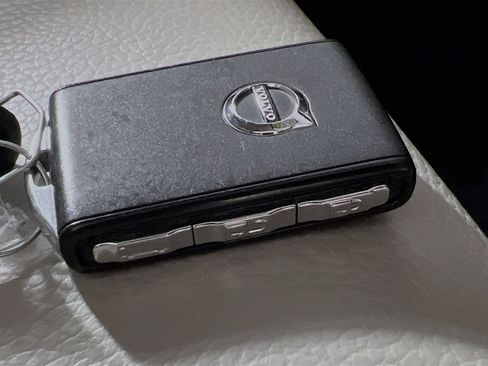 Used 2021 Volvo XC60 T5 Momentum image 36