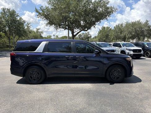 Used 2025 Kia Carnival FWD image 3