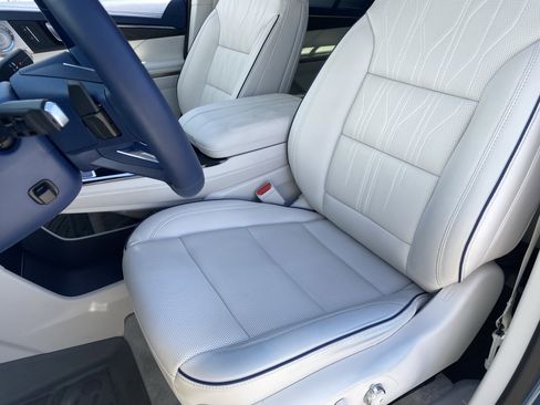 Used 2025 Buick Enclave Avenir FWD image 17