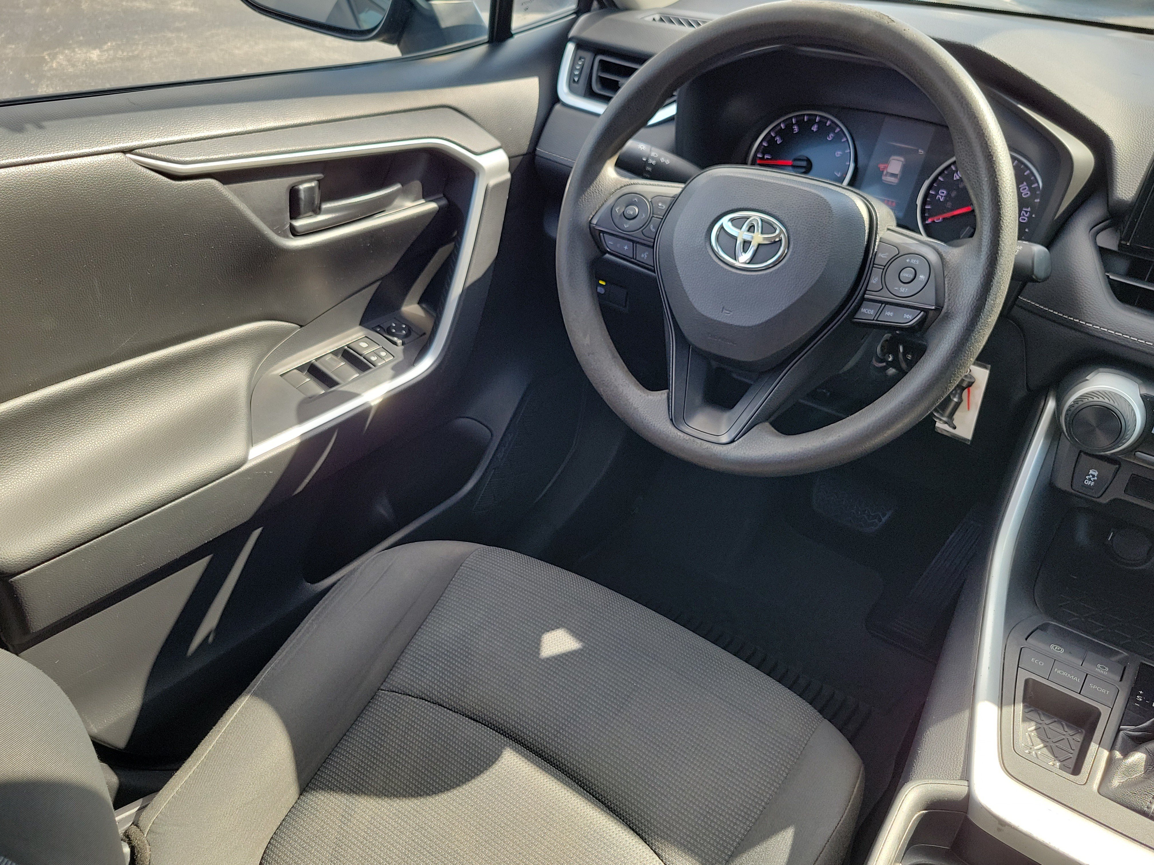 Used 2019 Toyota RAV4 LE FWD image 25