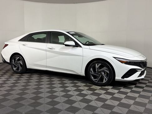 Used 2025 Hyundai Elantra SEL FWD image 6