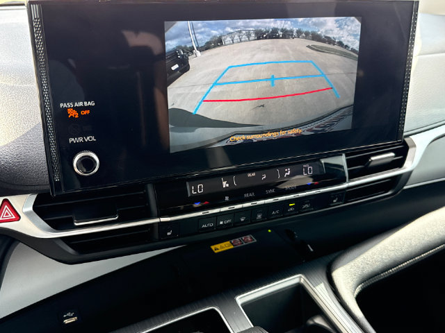 Used 2025 Toyota Sienna XLE FWD image 26