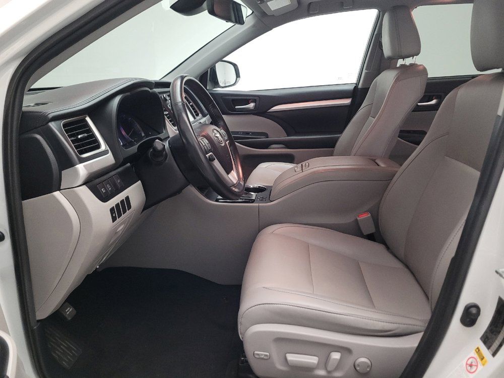 Used 2019 Toyota Highlander XLE FWD image 17
