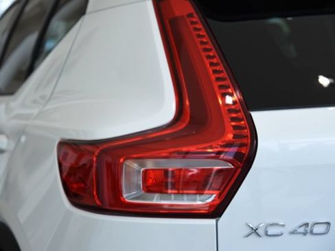 Used 2021 Volvo XC40 T5 Momentum w/ Premium Package AWD/4WD image 10