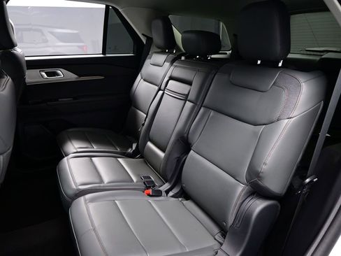 Used 2025 Ford Explorer Active w/ Active Comfort Package RWD image 33