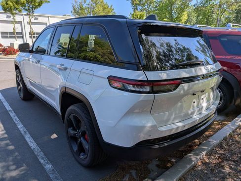Used 2022 Jeep Grand Cherokee Altitude AWD/4WD image 4
