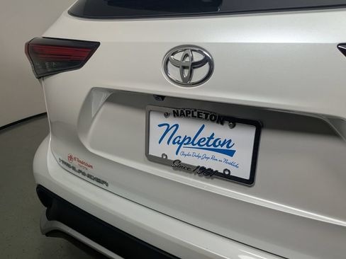 Used 2023 Toyota Highlander XSE FWD image 9