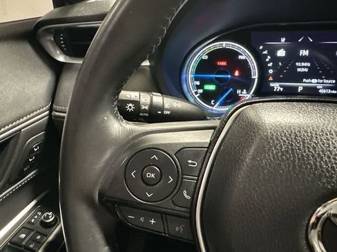 Used 2023 Toyota Venza XLE image 40