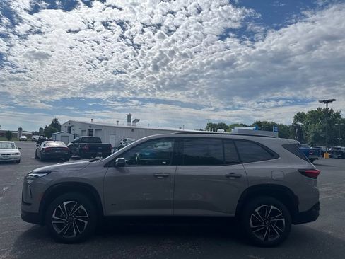 Used 2026 Buick Enclave Preferred AWD/4WD image 2