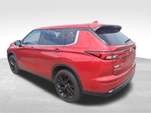 Used 2023 Mitsubishi Outlander SE AWD/4WD image 2