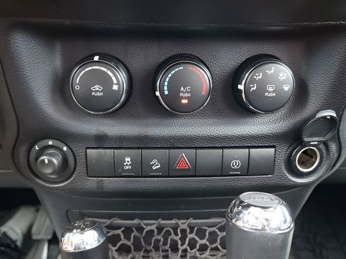 Used 2017 Jeep Wrangler Unlimited Sahara w/ Connectivity Group AWD/4WD image 31