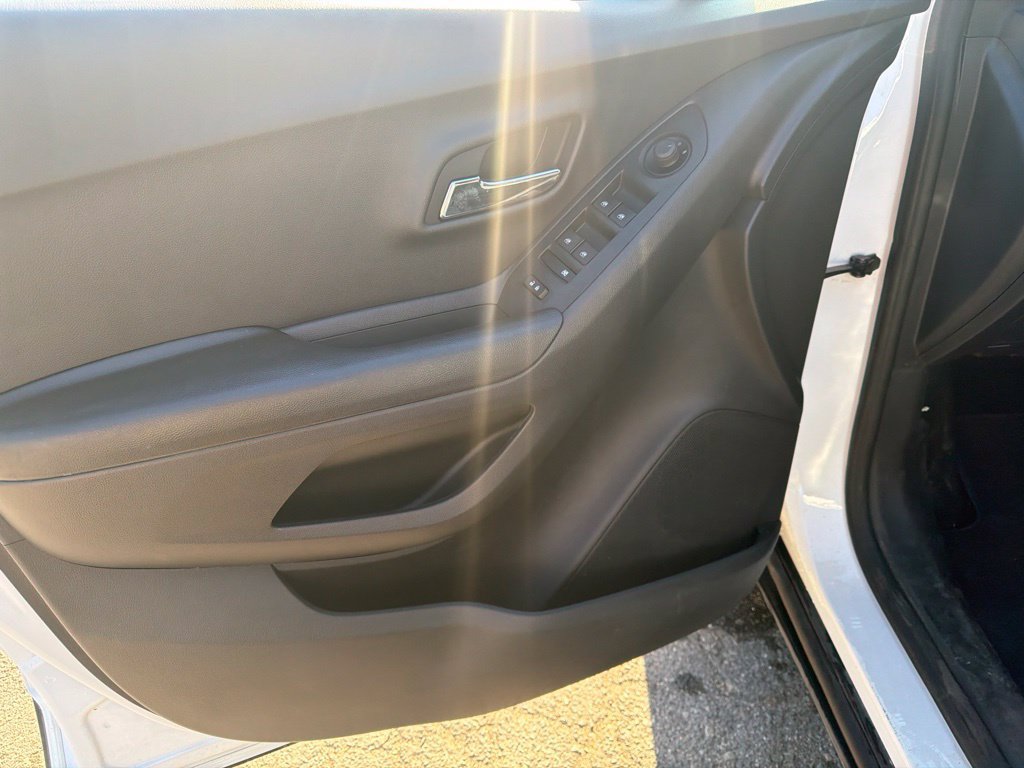 Used 2022 Chevrolet Trax LS w/ Tint and Cruise Package AWD/4WD image 10