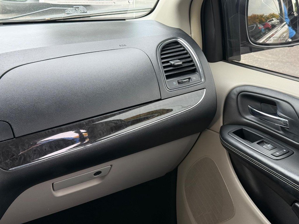 Used 2014 Chrysler Town & Country Touring FWD image 13
