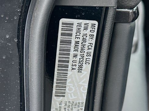 Used 2023 Jeep Grand Cherokee Laredo AWD/4WD image 12