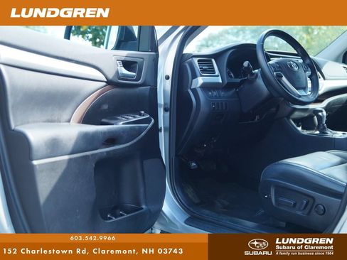 Used 2018 Toyota Highlander XLE w/ Carpet Mat Package (TMS) AWD/4WD image 13