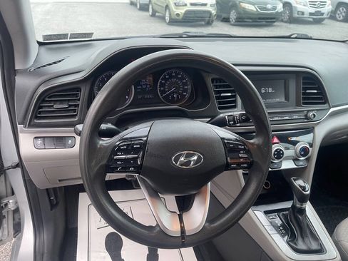 Used 2019 Hyundai Elantra SE FWD image 16
