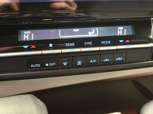 Used 2024 Toyota Sienna LE image 20