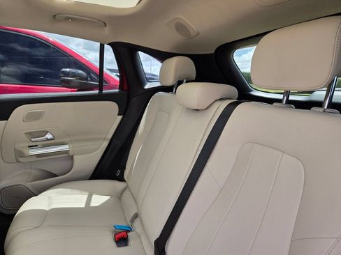 Used 2021 Mercedes-Benz GLA 250 4MATIC w/ Premium Package image 17