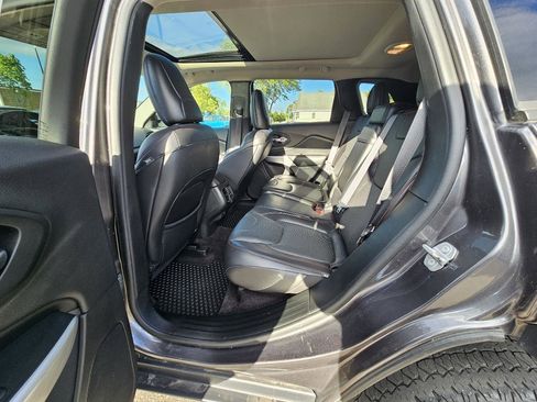 Used 2018 Jeep Cherokee Trailhawk AWD/4WD image 22