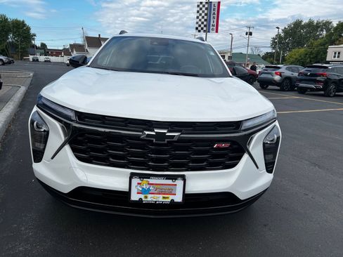 Used 2025 Chevrolet Trax RS w/ Sunroof Package image 2