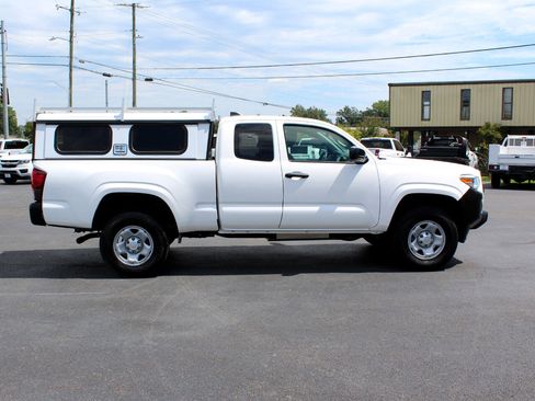 Used 2022 Toyota Tacoma SR image 5