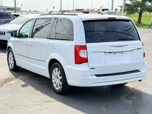 Used 2016 Chrysler Town & Country Touring image 7