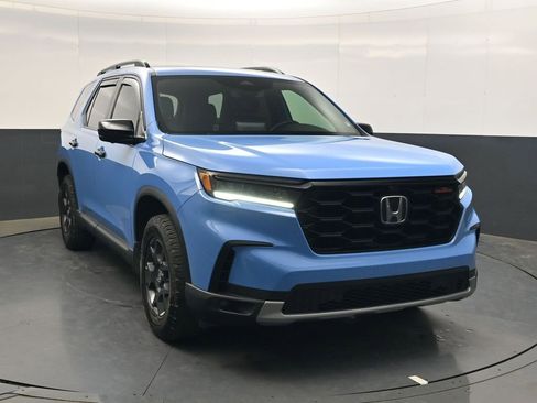 Used 2025 Honda Pilot TrailSport image 2