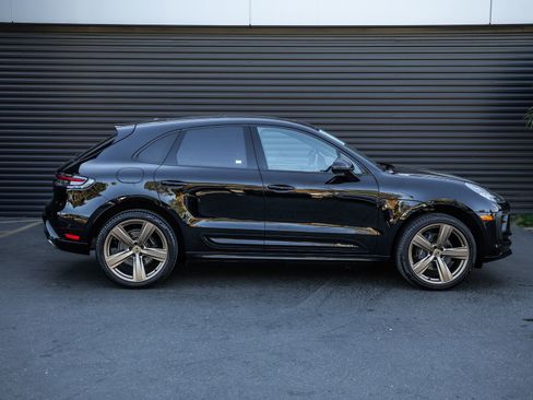 Certified 2022 Porsche Macan image 8