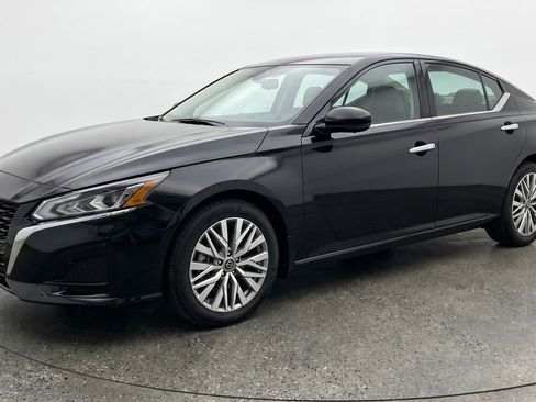 Used 2025 Nissan Altima 2.5 SV FWD image 3
