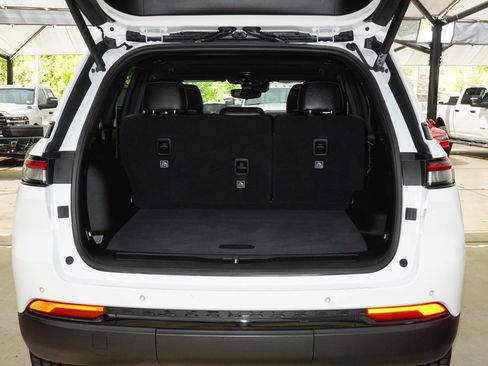 Used 2023 Jeep Grand Cherokee Altitude image 31