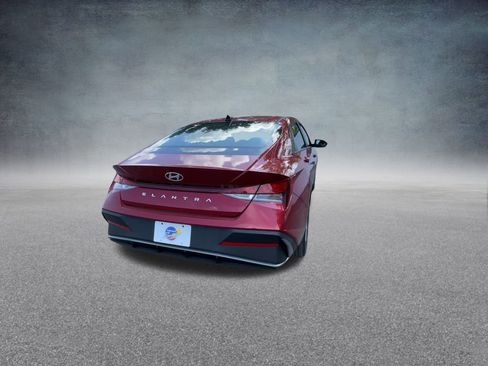 Used 2025 Hyundai Elantra SE image 21