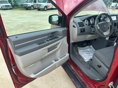 Used 2008 Dodge Grand Caravan SXT FWD image 9